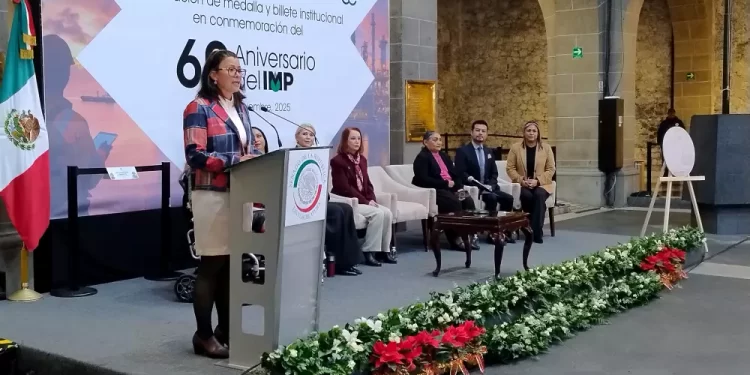 Presentan medalla conmemorativa por los 60 años de vida del IMP