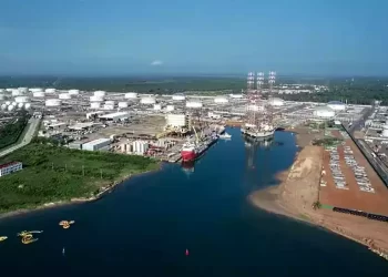Supervisan titulares de SENER, Pemex y CFE montaje del reactor de hidrotratamiento en la Refinería de Salina Cruz