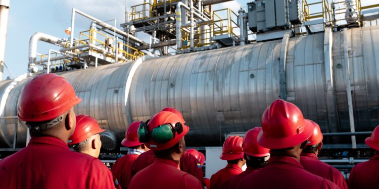 Estados Unidos se hará cargo del negocio petrolero de Venezuela: Trump