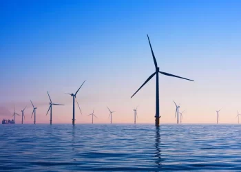 Demanda Nueva York a Trump por congelar proyectos eólicos marinos