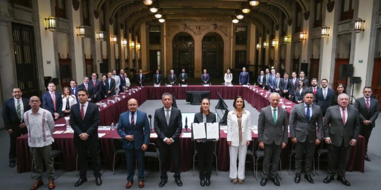 Gasolineros y gobierno toparán precio de la gasolina Magna a 24 pesos por 6 meses más