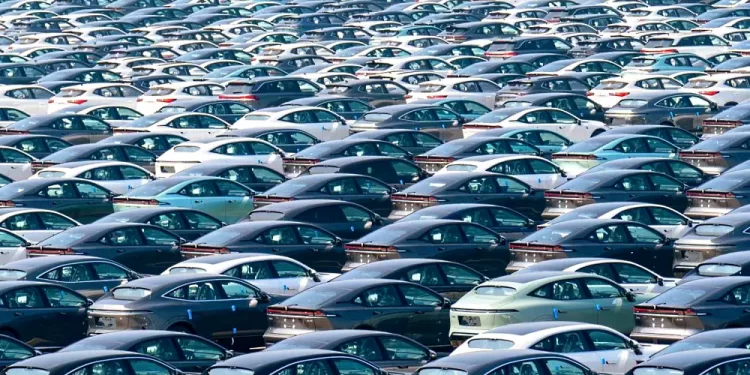 Bajan 4.4 % exportaciones de autos ligeros en febrero