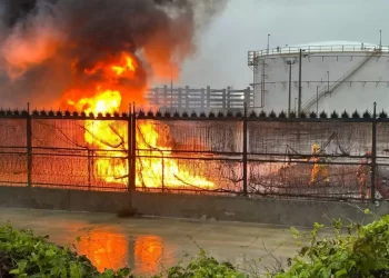 Piden reubicar escuelas cercanas a la refinería de Dos Bocas