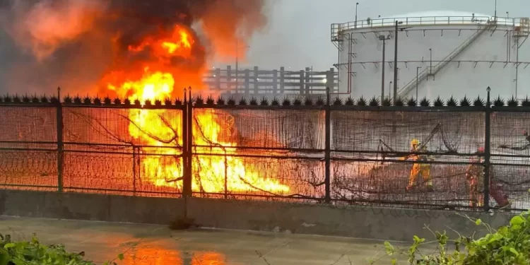 Piden reubicar escuelas cercanas a la refinería de Dos Bocas