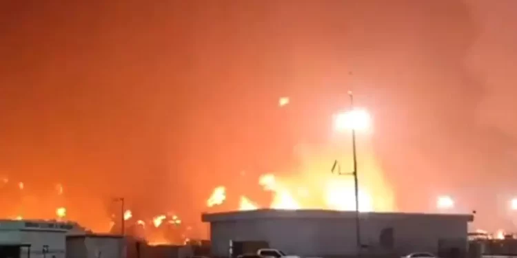 Sofoca Pemex incendio en Refinería de Dos Bocas