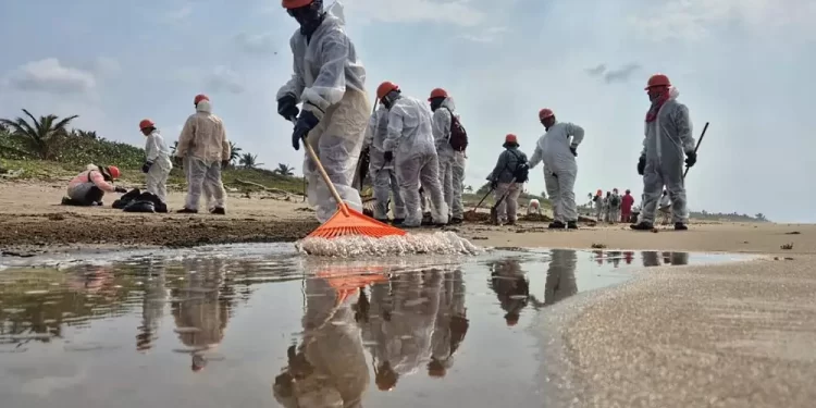 Recupera Grupo Interinstitucional 700 toneladas de petróleo crudo del mar