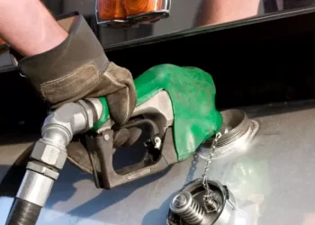 Bajan precio tope del diésel a 27 pesos por litro