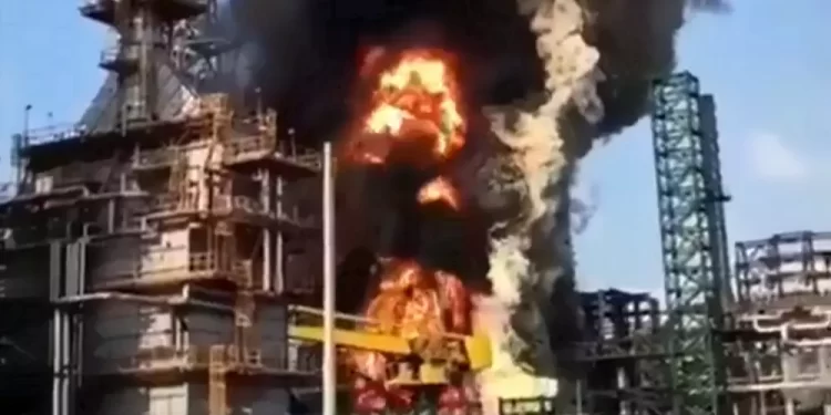 Confirma Pemex incendio en refinería de Dos Bocas