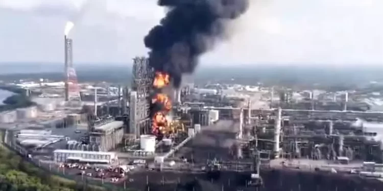 Alta temperatura, posible causa del incendio en Dos Bocas: Sheinbaum