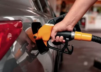 Reducen apoyo fiscal a combustibles automotrices