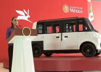 Maneja Sheinbaum auto eléctrico Olinia 1