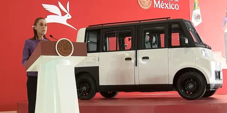 Maneja Sheinbaum auto eléctrico Olinia 1