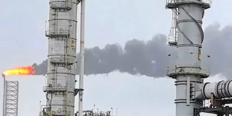Reportan apagón en refinería de Dos Bocas