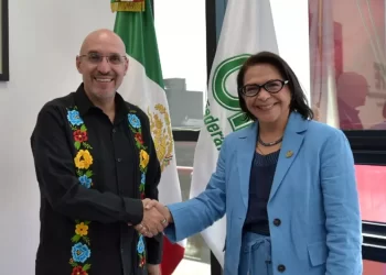 (Octavio de la Torre, presidente de Concanaco Servytur, y Emilia Calleja, titular de la CFE)