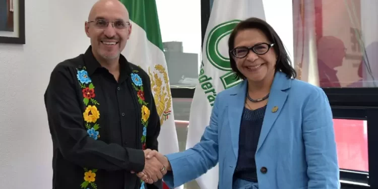 (Octavio de la Torre, presidente de Concanaco Servytur, y Emilia Calleja, titular de la CFE)