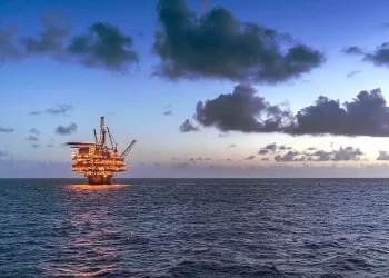 Menores ingresos petroleros contribuyeron a déficit en finanzas públicas