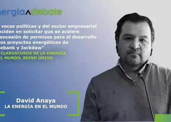Banner showing a man speaking at a microphone on the right, with a blue gradient background and the 'energía debate' logo on the left; Spanish quotes and 'David Anaya' label accompany the scene.