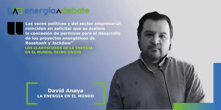 Banner showing a man speaking at a microphone on the right, with a blue gradient background and the 'energía debate' logo on the left; Spanish quotes and 'David Anaya' label accompany the scene.