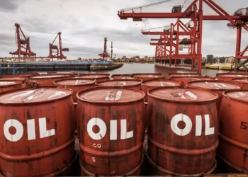 Bajan petroprecios ante amenaza de bloqueo económico de EE. UU. sobre Irán