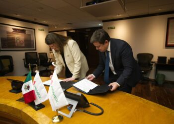Pemex amplía alianza con Woodside Energy y fija la mira en aguas profundas