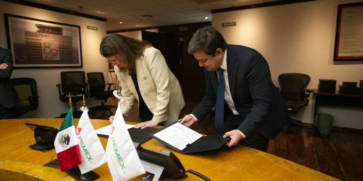 Pemex amplía alianza con Woodside Energy y fija la mira en aguas profundas