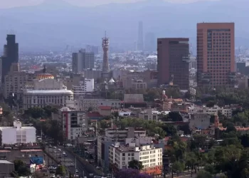 Buscan manera en que la electromovilidad ayude a mejorar la calidad del aire en la capital del país