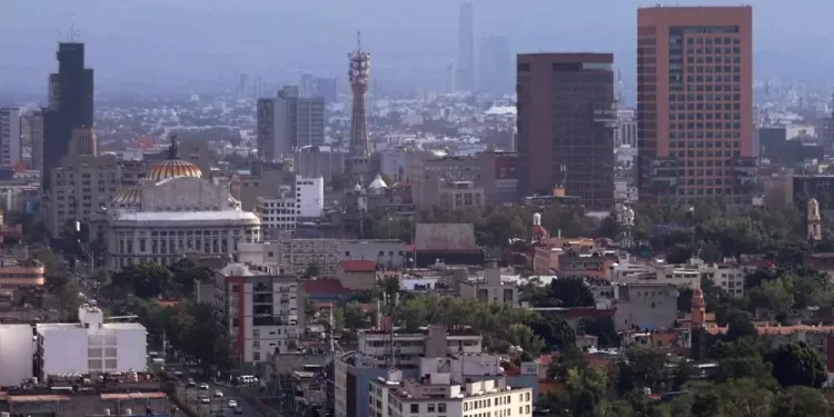 Buscan manera en que la electromovilidad ayude a mejorar la calidad del aire en la capital del país