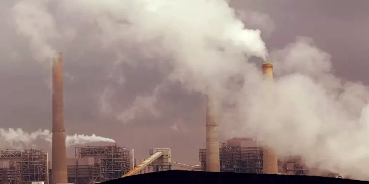 Quita Trump topes a las emisiones de las centrales eléctricas de carbón y gas